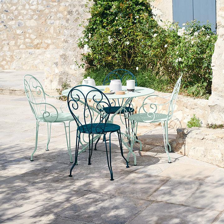 Montmartre Round Table - Cedar Nursery - Plants and Outdoor Living